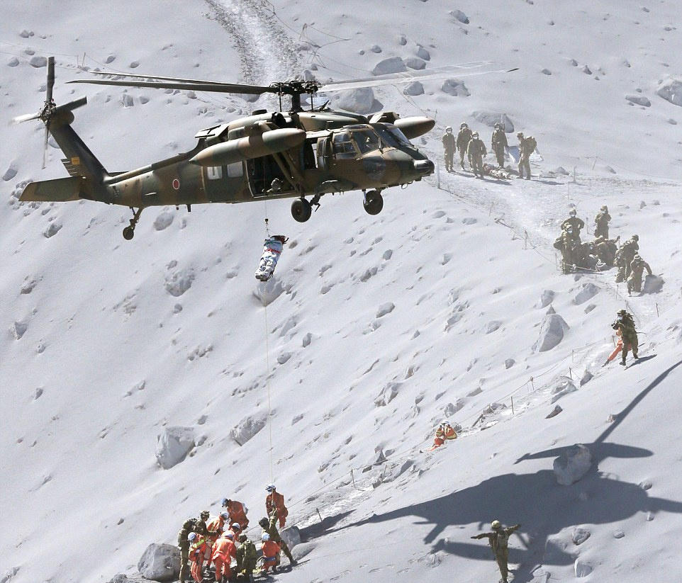 日本火山喷发 灰烬覆盖山脉似月球表面