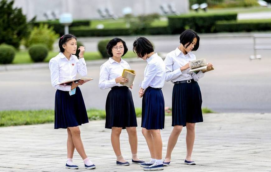 随拍平壤学生:校服上白下黑,女生穿裙子!