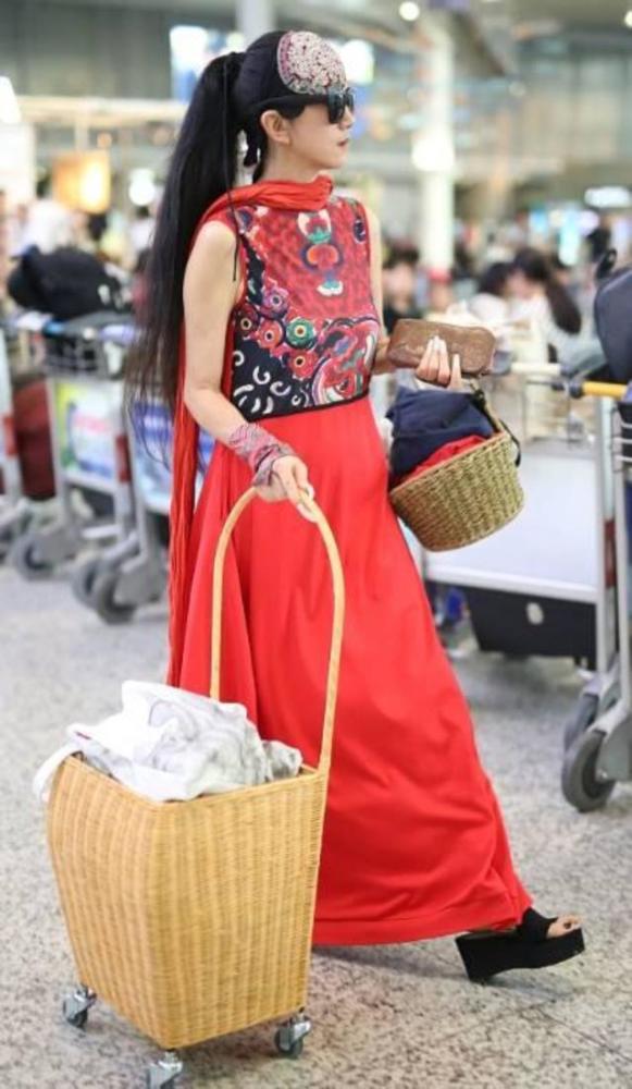 59岁杨丽萍再刷时尚新潮,为引人注目太拼命,菜篮子也尽显女人味!