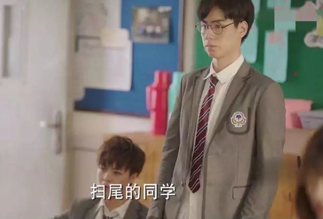 胡一天中学照片曝光,还参演过夏至未至,因为成绩差被罚站