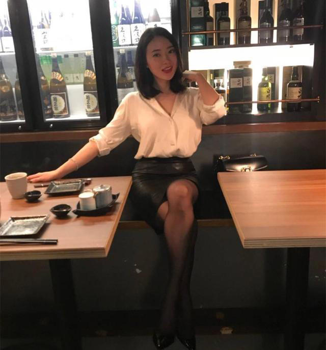 街拍皮裙黑丝美女秘书,老板出差毫无后顾之忧