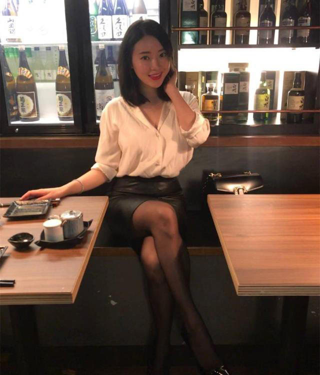 街拍皮裙黑丝美女秘书,老板出差毫无后顾之忧