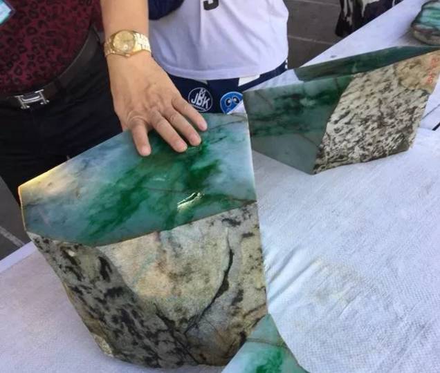 本届缅甸翡翠公盘首位网红原石200g底价720万