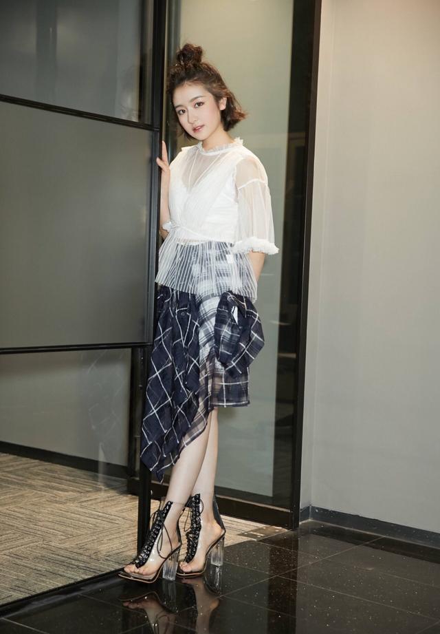 李兰迪这妹子,又美了几分,仙女范儿十足,这是换