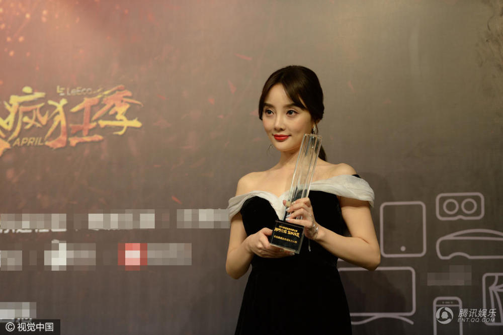 李小璐低胸露香肩 性感得恰到好处