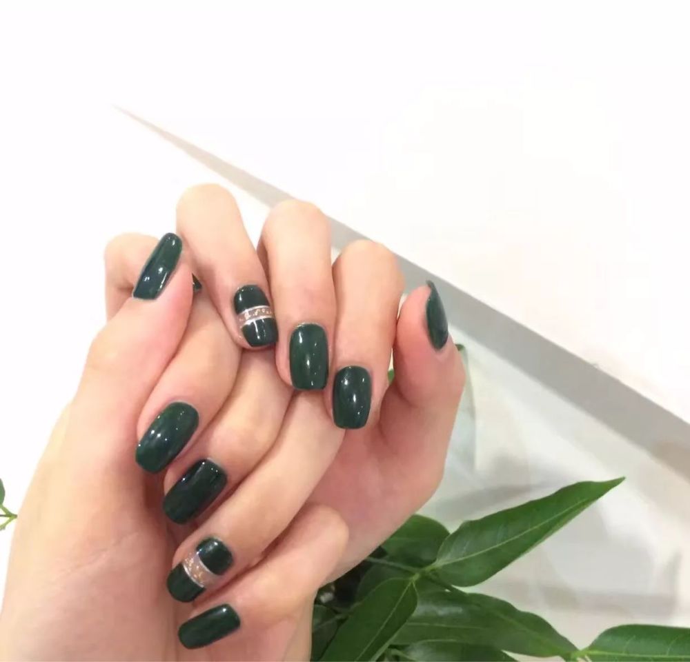 爱死这显白耐看的墨绿色美甲!