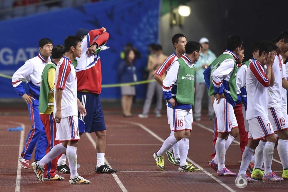 朝鲜男足怒扔水瓶 不满判罚叫骂裁判