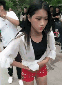 gif搞笑动图:小妹妹,是谁惹你生气了