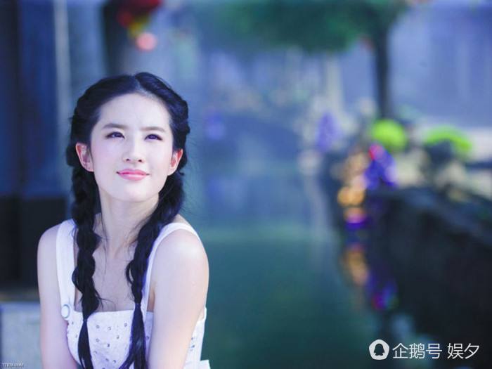 11岁出道,搭档黄轩走红,25岁爱上大30岁富商,成刘亦菲
