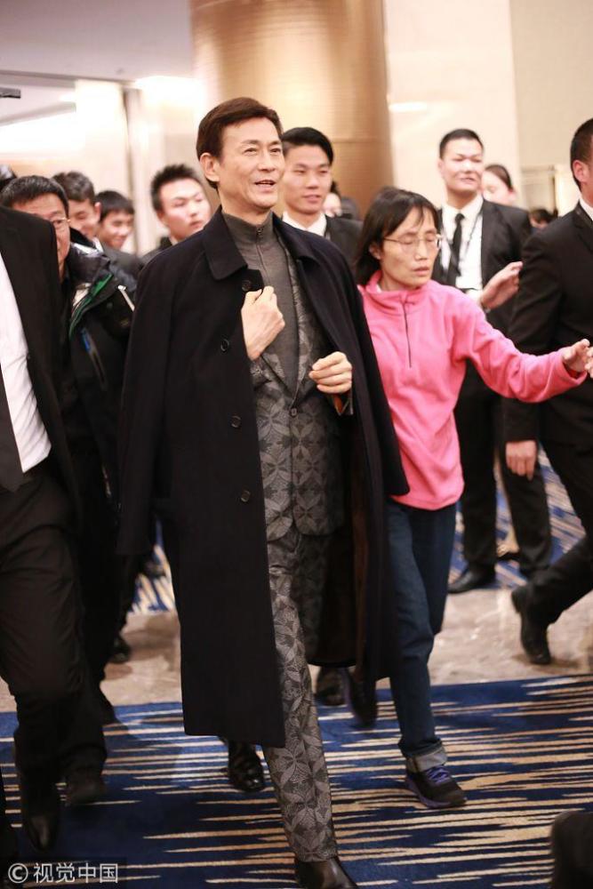 70古来稀,郑少秋却帅出新高度!而向华强比小他9岁的老婆还年轻