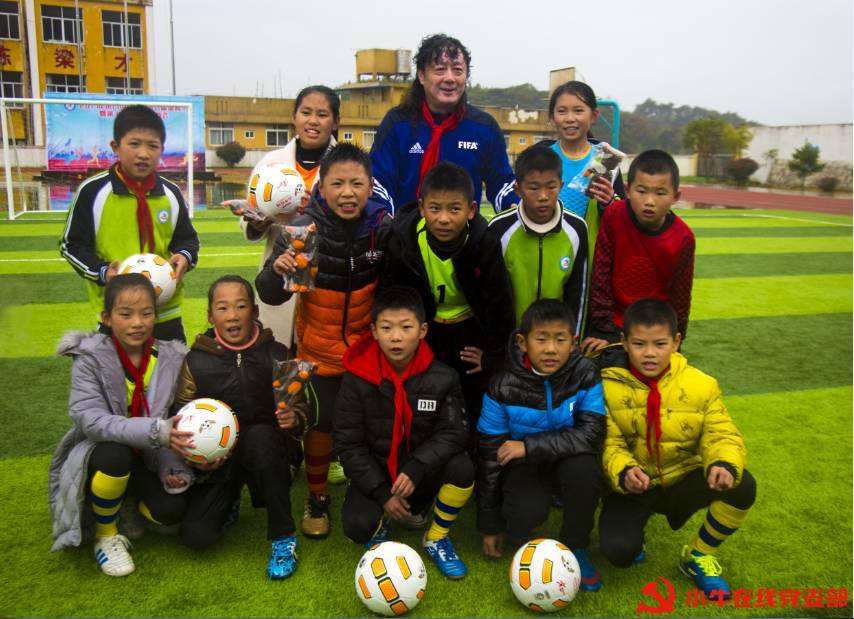 冠军杯赛专家组组员,前中国男子足球主力球员李勇授课
