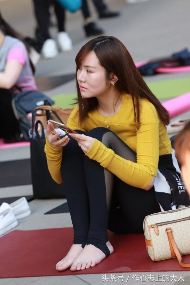 真人秀女星广场上练瑜伽,网友:这运动服很有特点