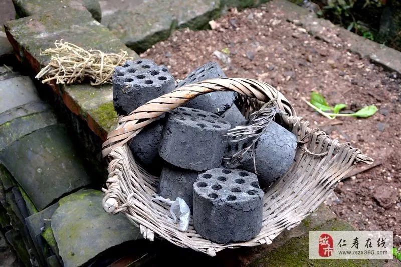 始建街头实拍:在仁寿要多少彩礼才合适?没有彩