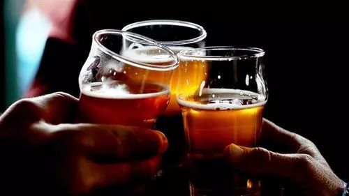 男子聚餐饮酒过量死亡 同桌9人要赔61万,有法