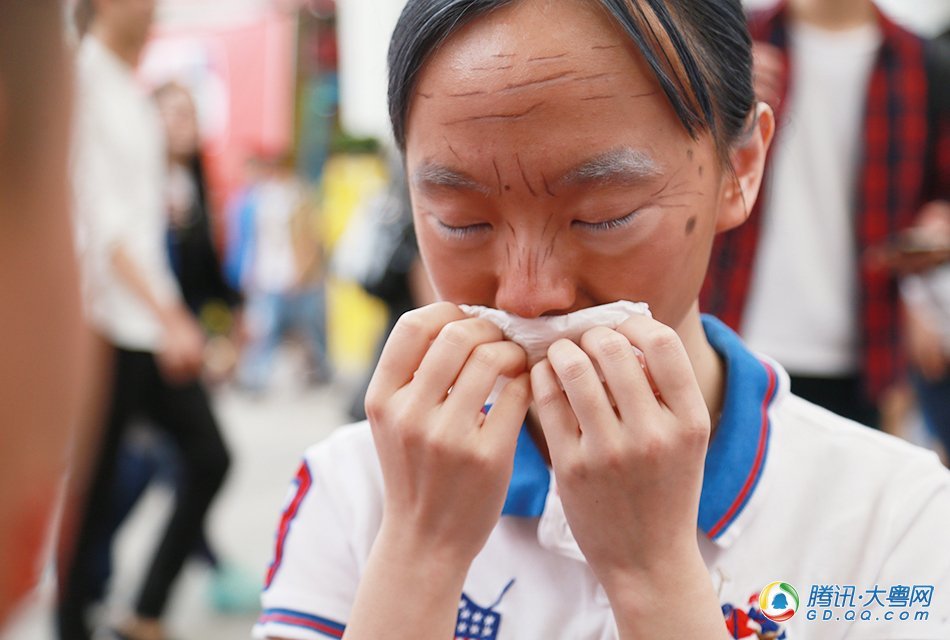 女大学生v男友老年妆男友称宁愿跟狗睡_腾讯网我吗还他不的初中记得知道图片