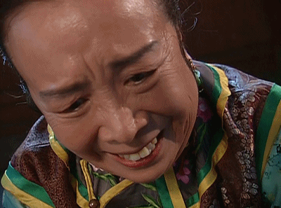 在《还珠格格》中,容嬷嬷是皇后身边的人,也为了皇后对付小燕子等人
