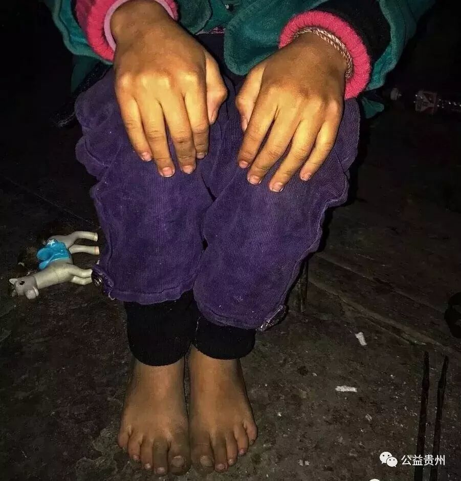 你见过大冬天还光着脚丫的小女孩吗?