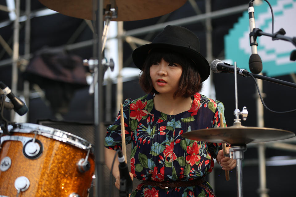 郑州草莓音乐节万人同嗨 曾轶可亮相