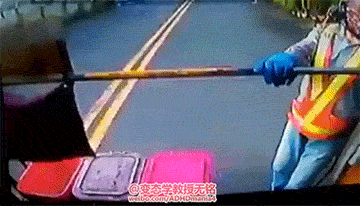 爆笑gif:看你下次还敢这样秀恩爱了不?