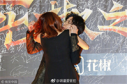 强吻薛之谦的女生被扒,是某图片主播,此前强吻平台女生血块图片