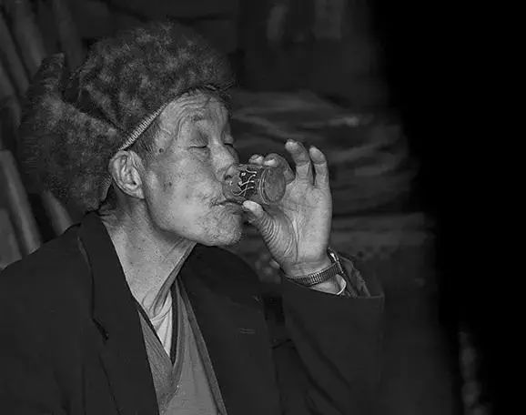 冬季,喝白酒的四大好处,一个喝酒小窍门,让你喝