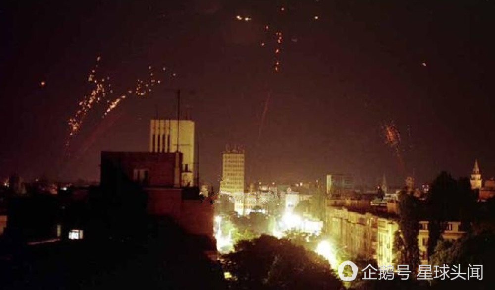 实战中夜间防空炮密集防御战机轰炸画面 犹如