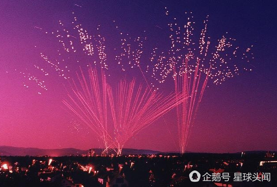 实战中夜间防空炮密集防御战机轰炸画面 犹如