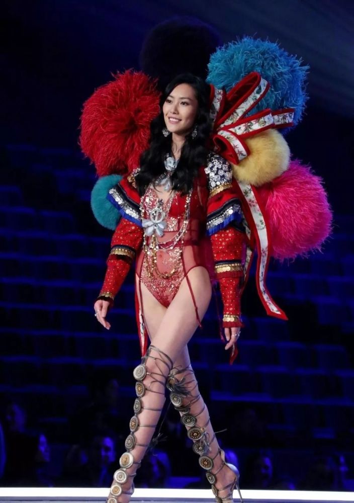 网友地铁偶遇刘雯 路人眼中大表姐人美气质也更佳