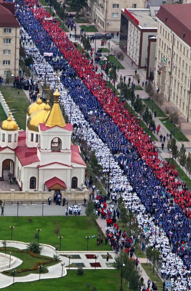 车臣民众组成人体国旗 庆祝普京生日