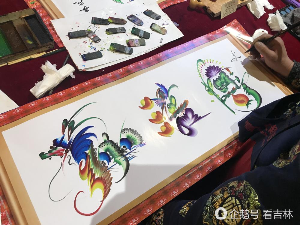 长春男子姓名创意作画 受热捧日赚五百元