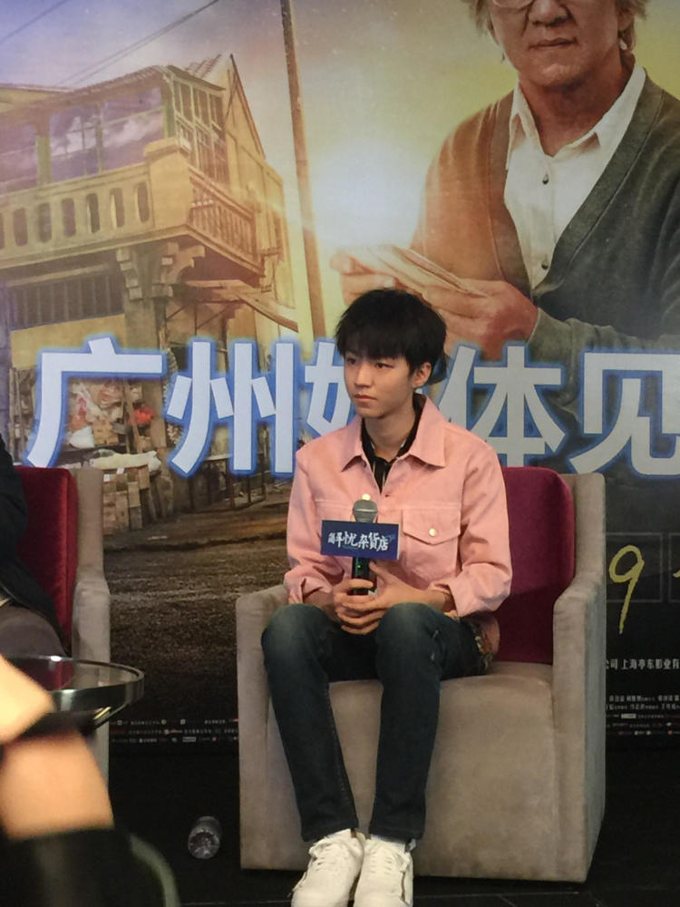 王俊凯自爆生活中经常忧虑，拍《解忧杂货店》弄伤手