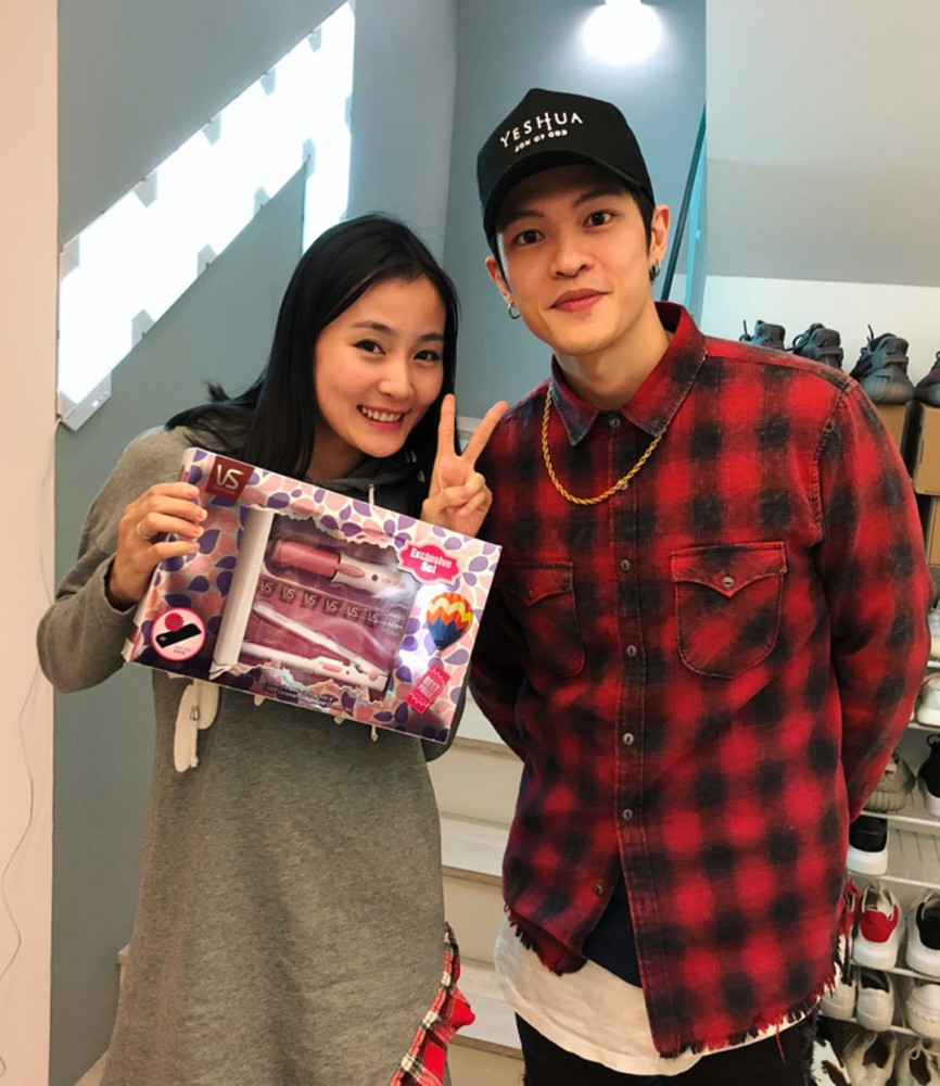 邓紫棋罕见秀恩爱,与男友穿情侣装放闪