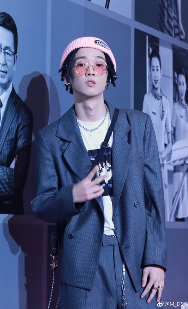 男生扎辫子,穿粉红色可以有多好看?你的男孩tt演绎freestyle时尚