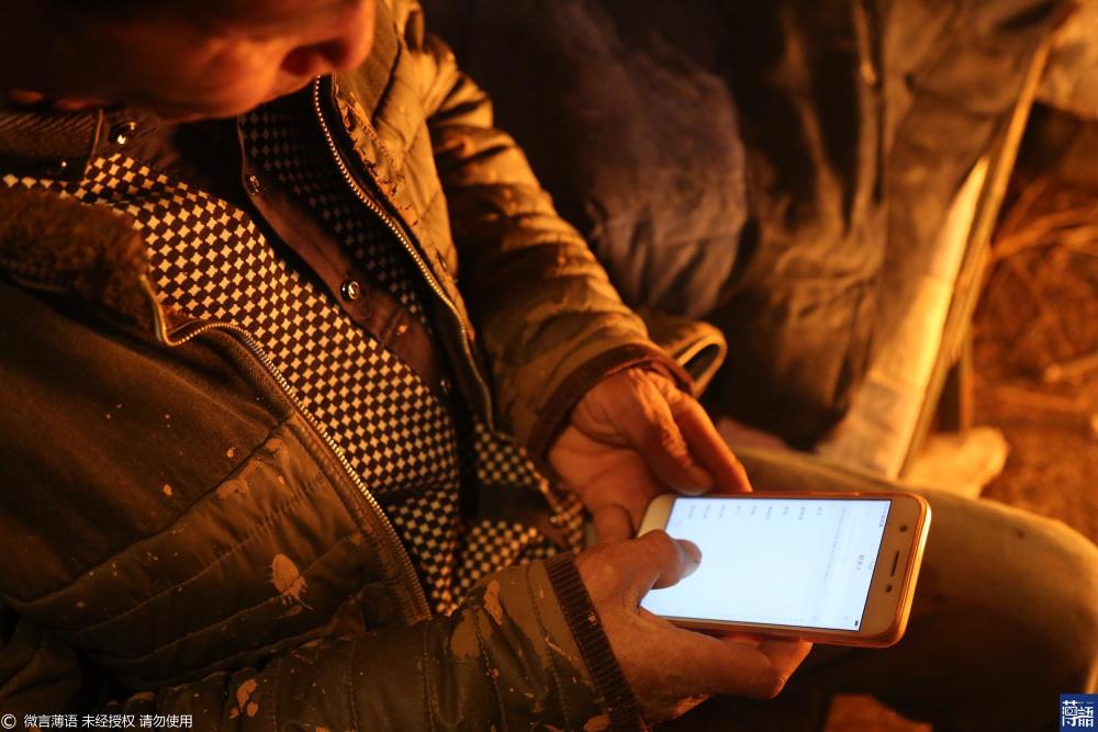 老人山坡打井给儿赚30万娶媳妇 1年回家1次