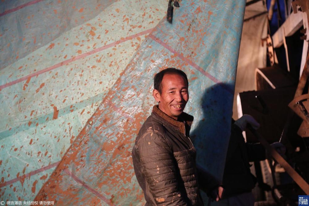 老人山坡打井给儿赚30万娶媳妇 1年回家1次