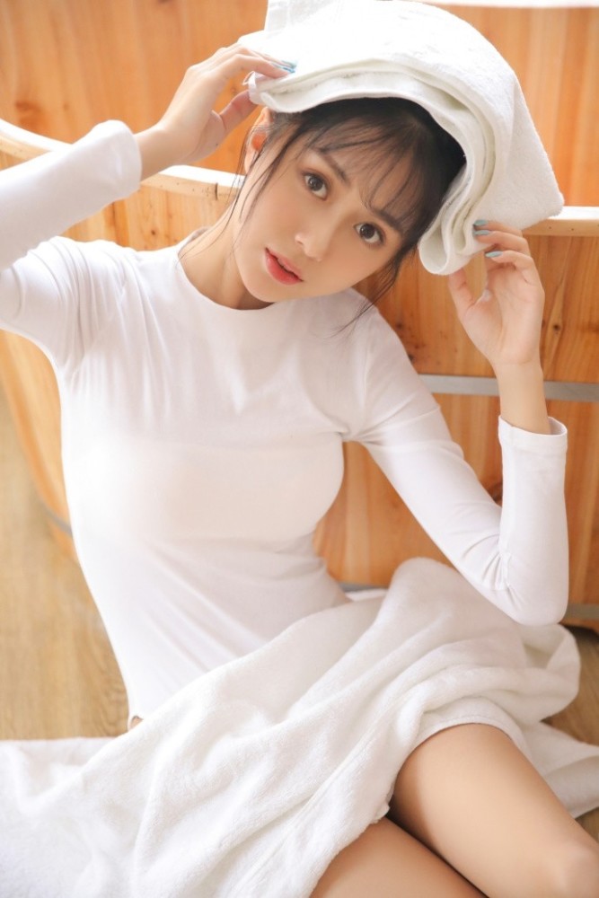 白色衣服丸子头少女,细长美腿,大眼勾人