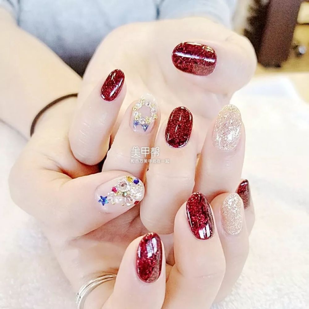 手黑适合做什么圣诞美甲?