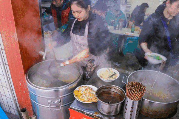 佐料就摆在门口,一套动作行云流水一气呵成.