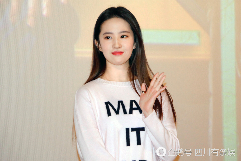 神仙姐姐刘亦菲现身成都 连跑6家影城做宣传