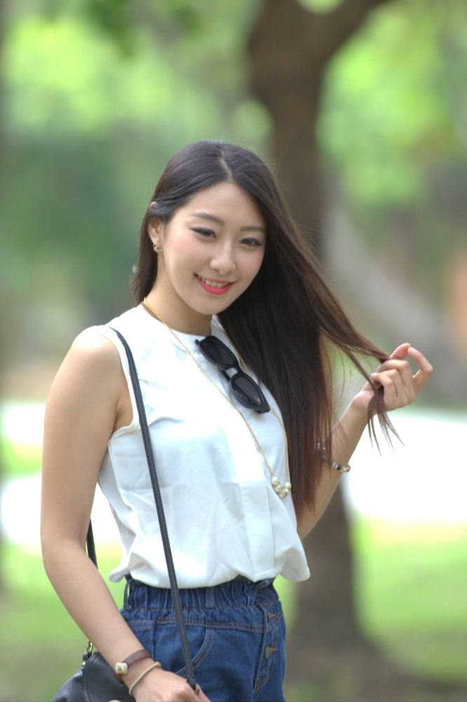秀发披肩回眊笑,穿戴妆束可挺俏