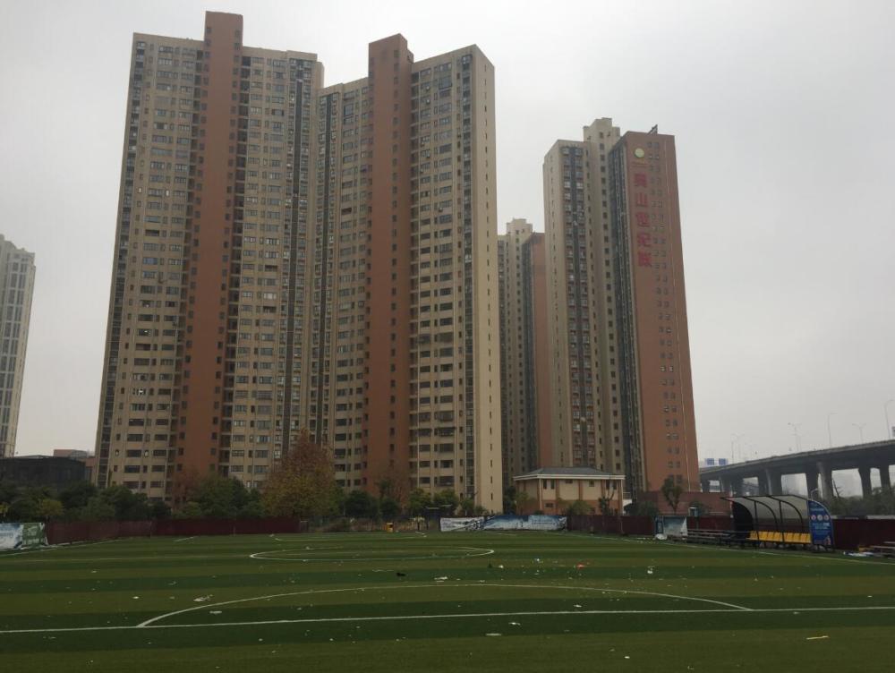 武昌一足球场半年前被强拆 如今变成垃圾场
