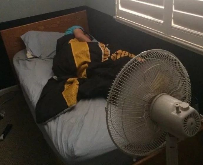 夏天就算不热 也会一边吹风扇一边睡觉 怕热了没人帮忙开风扇 怕着凉
