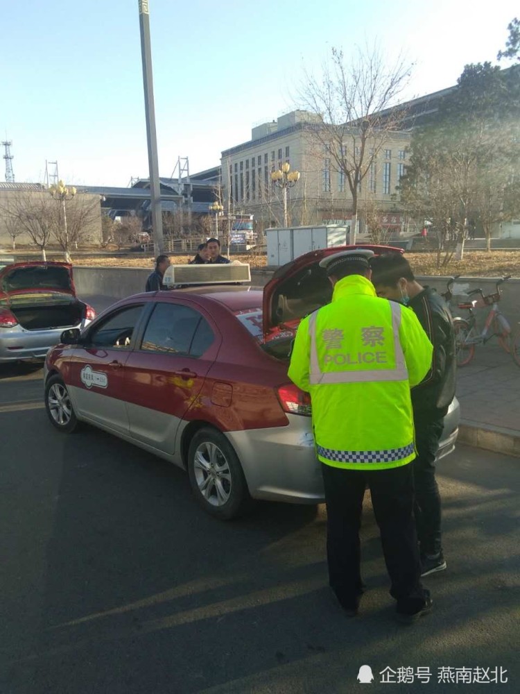保定交警治怪:出租车掀尾箱防拍