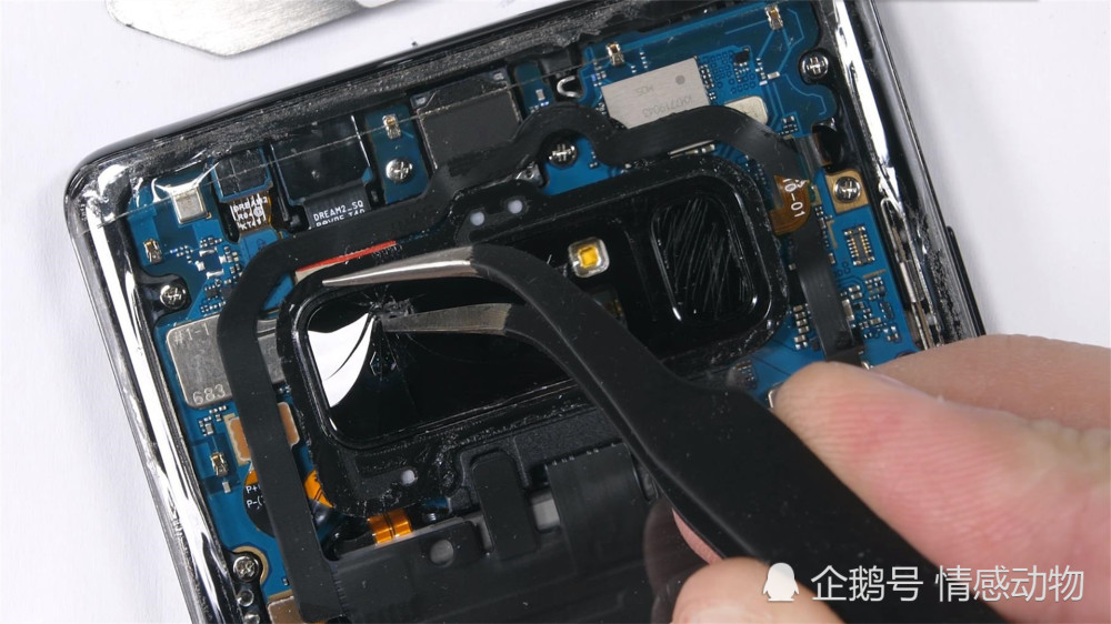 三星Note8更换摄像头镜片 只需三分钟成本不足