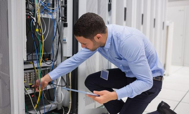 工厂效益不好要裁员,51岁老师傅惨遭裁员,隔天