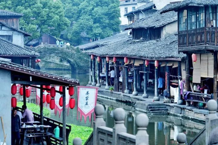 它们是杭州周边最有年味的古镇,酱香浓浓的飘散在老街上