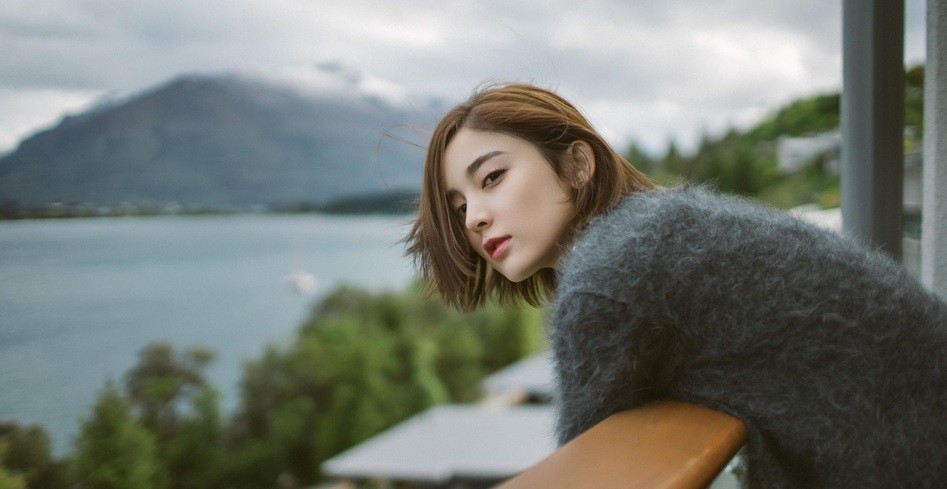 娜扎短发写真温婉动人 凭栏远望文艺范儿十足