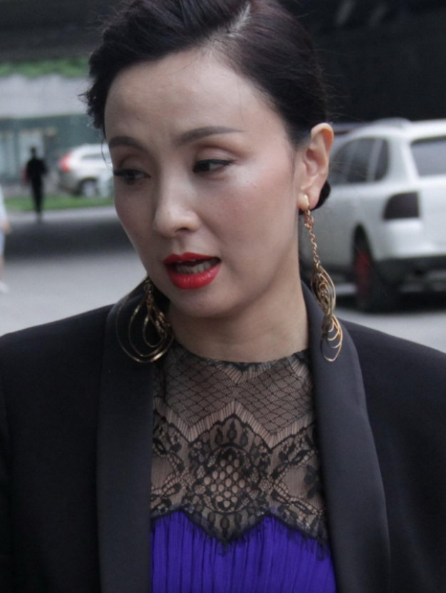陶虹浓妆艳抹现身街头,看懵路人,网友:被徐峥刺激到了