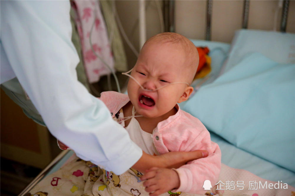 1岁女童生日当天确诊白血病 住院8个月24小时