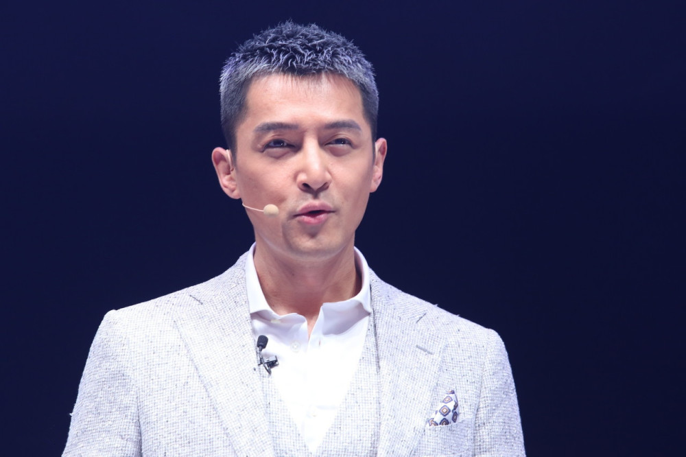 胡歌双膝跪地给89岁老人签名,鼓励粉丝走出抑郁症